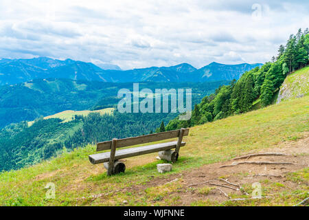 Sur les montagnes dans la distance de la montagne de St Gilgen Zwolferhorn dans dans la région du Salzkammergut, Autriche Banque D'Images