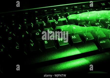 Clavier de l'ordinateur avec les doigts la nuit ghost Banque D'Images