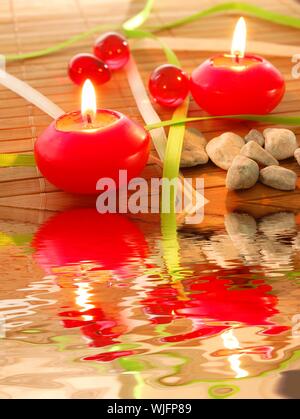 Bougie spa et de l'eau reflet montrant concept zen Banque D'Images