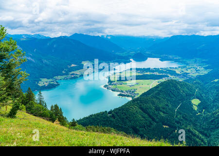 Vue sur le lac Wolfgangsee et les montagnes environnantes de Zwolferhorn montagne en région du Salzkammergut, Autriche Banque D'Images