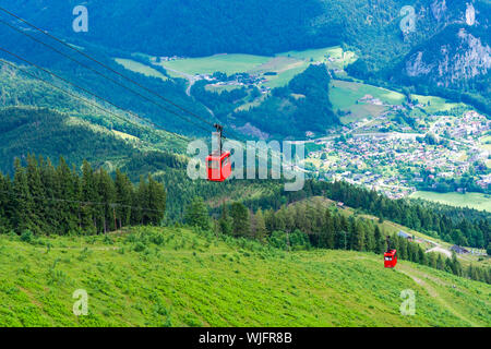 Avis de St.Gilgen village et téléphérique Seilbahn rouge contre les gondoles dans les montagnes de la région du Salzkammergut, Autriche montagne Zwolferhorn Banque D'Images