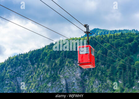 Gondole téléphérique Seilbahn rouge contre Zwolferhorn mountain à St.Gilgen, Autriche Banque D'Images
