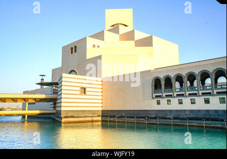 Musée d'art islamique et l'approche de construction dans l'aube glow in Doha Qatar.- Banque D'Images