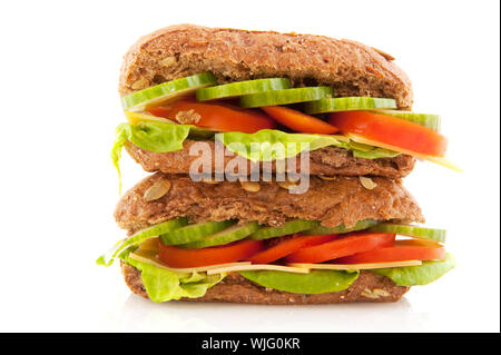 Dîner sain avec du pain complet brun rouleau avec les céréales et les légumes Banque D'Images