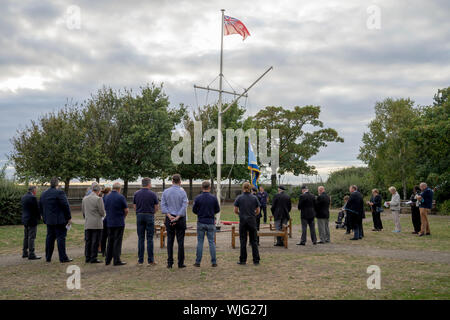 Queenborough, Kent, UK. 3 Septembre, 2019. Voler le Red Ensign de la marine marchande de jour - Une cérémonie de lever du drapeau dans Queenborough, Kent a eu lieu cette soirée organisée par la ville de Queenborough Conseil dans le cadre de cet événement national pour honorer les hommes et les femmes courageux qui ont gardé notre île 'nation' à flot pendant les deux guerres mondiales, et de célébrer notre dépendance à l'égard de jour moderne de mer de la marine marchande qui sont responsables de 95  % des importations. L'événement est promu par le Fonds de la marine marchande et de gens au Royaume-Uni. Credit : James Bell/Alamy Live News Banque D'Images