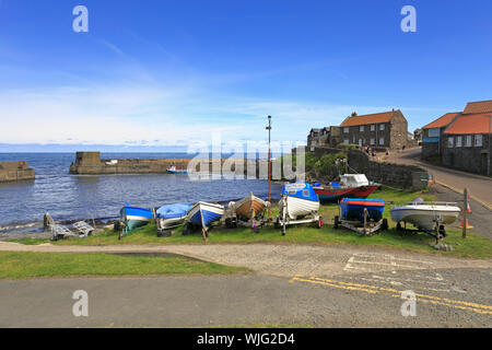 Les petits bateaux de pêche sur la cale du port de Craster, Craster, Northumberland, Angleterre, Royaume-Uni, Banque D'Images