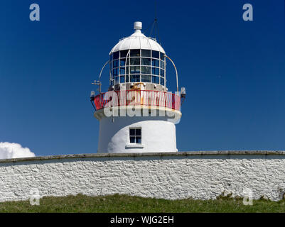 St John's Point, dans le comté de Donegal, Irlande - Mai 21st, 2019 - phare blanc blanc derrière le mur en pierre en face d'un ciel bleu clair Banque D'Images