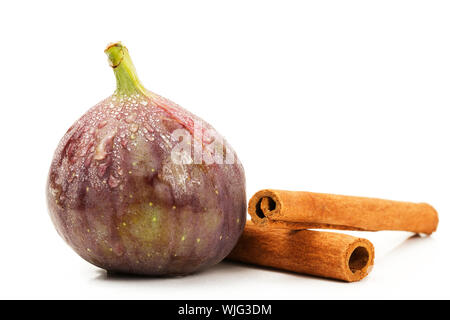 Fig humides et des bâtons de cannelle sur fond blanc Banque D'Images