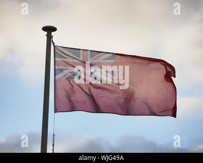 Queenborough, Kent, UK. 3 Septembre, 2019. Voler le Red Ensign de la marine marchande de jour - Une cérémonie de lever du drapeau dans Queenborough, Kent a eu lieu cette soirée organisée par la ville de Queenborough Conseil dans le cadre de cet événement national pour honorer les hommes et les femmes courageux qui ont gardé notre île 'nation' à flot pendant les deux guerres mondiales, et de célébrer notre dépendance à l'égard de jour moderne de mer de la marine marchande qui sont responsables de 95  % des importations. L'événement est promu par le Fonds de la marine marchande et de gens au Royaume-Uni. Credit : James Bell/Alamy Live News Banque D'Images