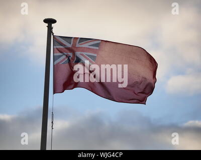 Queenborough, Kent, UK. 3 Septembre, 2019. Voler le Red Ensign de la marine marchande de jour - Une cérémonie de lever du drapeau dans Queenborough, Kent a eu lieu cette soirée organisée par la ville de Queenborough Conseil dans le cadre de cet événement national pour honorer les hommes et les femmes courageux qui ont gardé notre île 'nation' à flot pendant les deux guerres mondiales, et de célébrer notre dépendance à l'égard de jour moderne de mer de la marine marchande qui sont responsables de 95  % des importations. L'événement est promu par le Fonds de la marine marchande et de gens au Royaume-Uni. Credit : James Bell/Alamy Live News Banque D'Images