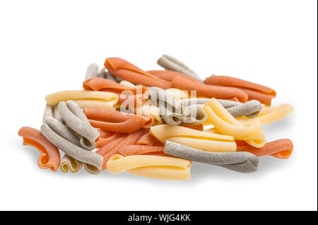 Les pâtes italiennes strozzapreti colorées isolé sur fond blanc Banque D'Images