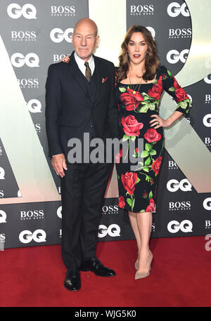Sir Patrick Stewart (à gauche) et sa femme Sunny Ozell arrivant à la GQ Men of the Year Awards 2019 en association avec Hugo Boss, qui a eu lieu à la Tate Modern de Londres. Banque D'Images