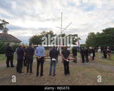 Queenborough, Kent, UK. 3 Septembre, 2019. Voler le Red Ensign de la marine marchande de jour - Une cérémonie de lever du drapeau dans Queenborough, Kent a eu lieu cette soirée organisée par la ville de Queenborough Conseil dans le cadre de cet événement national pour honorer les hommes et les femmes courageux qui ont gardé notre île 'nation' à flot pendant les deux guerres mondiales, et de célébrer notre dépendance à l'égard de jour moderne de mer de la marine marchande qui sont responsables de 95  % des importations. L'événement est promu par le Fonds de la marine marchande et de gens au Royaume-Uni. Credit : James Bell/Alamy Live News Banque D'Images