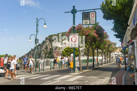 Île de Capri, ITALIE - AOÛT 2019 : Les gens waling le long de la rue principale de la ville de Capri. Banque D'Images