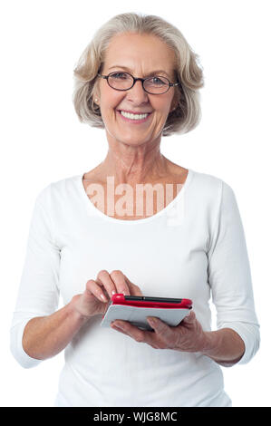 Jolie dame de couleur rouge holding tablet device Banque D'Images