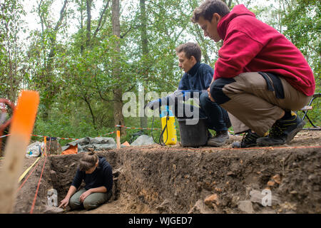 03 septembre 2019, la Saxe-Anhalt, Harzgerode : Le directeur d'excavation Anna Bartrow (l-r), archéologue à l'université de Halle, s'accroupit dans une section du site d'excavation de la 'Wüstung Mapochana' et traite les prochaines étapes avec les étudiants en archéologie Franz Runst et Christopher Tober. Le règlement couvre environ 11 hectares et a été fondée entre le 11ème et 12ème siècles. Le village a été abandonné dès le 15e siècle. Le village est l'un d'environ 100 dans la région du Harz, qui a disparu au Moyen Âge et sont maintenant appelés zones désertées. Les fouilles sont importantes en raison Banque D'Images