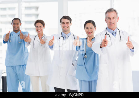 Portrait de groupe de professionnels confident doctors gesturing Thumbs up at hospital Banque D'Images