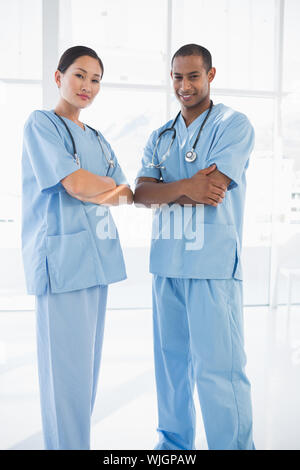 Portrait de deux libre debout avec les bras croisés dans l'hôpital Banque D'Images