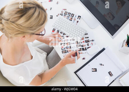 Portrait d'une femme photo editor à l'œuvre dans le bureau Banque D'Images
