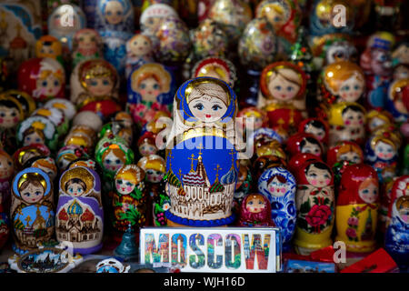 Matreshka russe dans la gamme de poupées sur le comptoir d'un magasin de souvenirs sur la Place Rouge à Moscou, Russie centre Banque D'Images