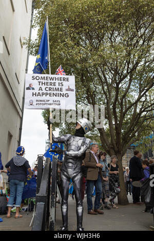 College Green, Londres, Royaume-Uni. 3 septembre 2019. Un pro-Europe à l'extérieur de la montre partisan des Chambres du Parlement. Le premier ministre, Boris Jonson fait face à une rébellion de députés conservateurs supérieurs sur des plans pour bloquer efficacement l'UK La sortie de l'UE sans un accord le 31 octobre. Les Conservateurs rebelles d'une motion au Parlement pour une nouvelle législation pour retarder l'Brexit jusqu'en janvier 2020. À moins que le gouvernement accepte de traiter une sortie ou un nouvel accord de retrait avec l'UE. Banque D'Images