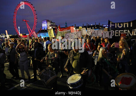 Brexit manifestants sur le pont de Westminster à Londres, que les députés prennent part à un débat d'urgence sur une nouvelle loi pour bloquer un no-deal Brexit. Banque D'Images