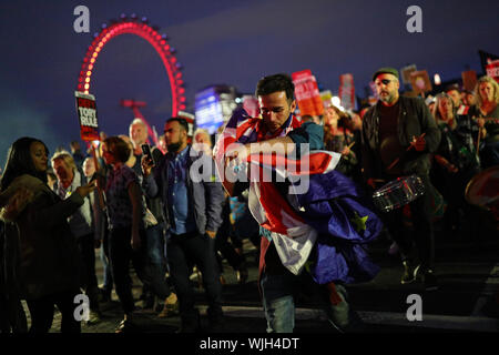 Brexit manifestants sur le pont de Westminster à Londres, que les députés prennent part à un débat d'urgence sur une nouvelle loi pour bloquer un no-deal Brexit. Banque D'Images