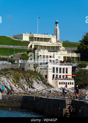 Pêcheurs sur la jetée Ouest Hoe, Plymouth, Devon, UK, dans un contexte de Plymouth Hoe et la terrasse du Belvédère bâtiment gâteau de mariage Banque D'Images