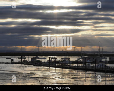 Queenborough, Kent, UK. 3 Septembre, 2019. Météo France : rayons crépusculaires Queenborough au coucher du soleil dans le Kent. Credit : James Bell/Alamy Live News Banque D'Images