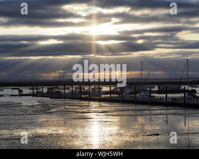 Queenborough, Kent, UK. 3 Septembre, 2019. Météo France : rayons crépusculaires Queenborough au coucher du soleil dans le Kent. Credit : James Bell/Alamy Live News Banque D'Images