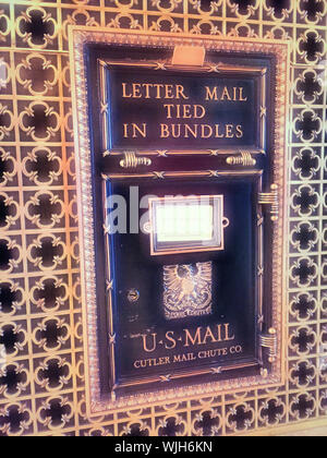 Boîte aux lettres ornées dans le hall d'un immeuble de bureaux de Grand Central Plaza, New York, USA Banque D'Images