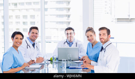 Portrait of a smiling medical team autour de 24 dans le bureau Banque D'Images