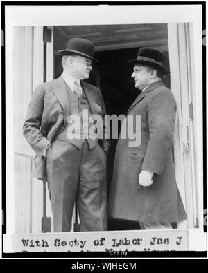 Herbert Hoover et la ministre du Travail, James J. Davis, trois-quarts portrait, debout dans la porte de la Maison Blanche, en face de l'autre Banque D'Images