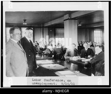 Herbert Hoover et la ministre du Travail, James J. Davis, half-length portrait, debout, faisant face à droite, à la Conférence internationale du travail sur le chômage Banque D'Images