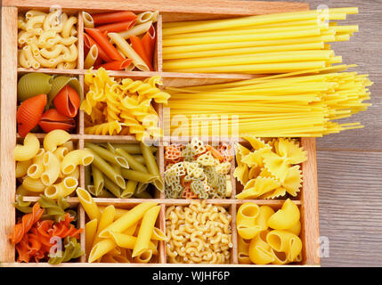 Diverses Matières sèches Pâtes en boîte bois closeup Banque D'Images