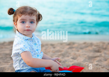Brune Yeux Bleu Bebe Fille Jouant Avec Le Sable Sur La Plage Photo Stock Alamy