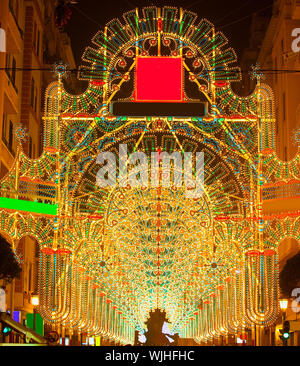 Belle nuit lumières dans les Fallas de Valencia en fest calle Sueca street Espagne Banque D'Images