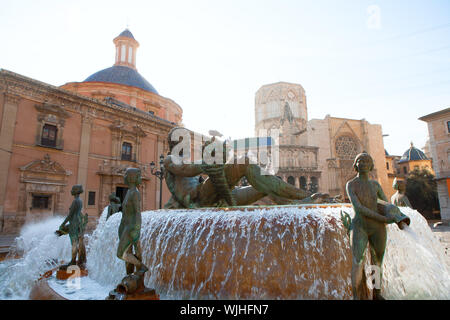 Valence Plaza de la Virgen de la cathédrale et les jardins musicaux Neptuno en Espagne Banque D'Images