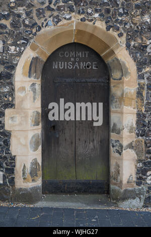 Petite porte à la base de la tour de l'horloge, le seul beffroi médiéval en Angleterre, le centre-ville de St Albans, Hertfordshire, England, UK Banque D'Images
