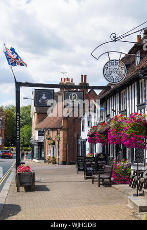 La maison publique Queens Head, une maison Wealden classée 16e siècle dans la zone protégée de Pinner High Street, Pinner, Middlesex, Angleterre, Royaume-Uni Banque D'Images