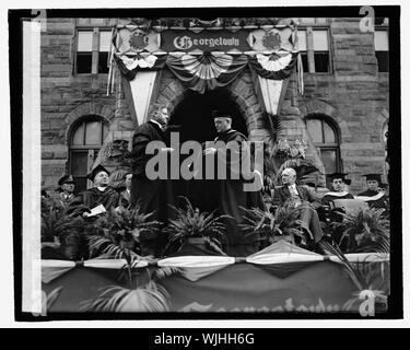 Herbert Hoover recevant député degré à la Georgetown U., 6/8/26 Banque D'Images