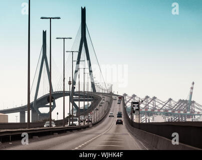 Hambourg, Allemagne. 26 mai, 2019. Le pont Köhlbrand. Les plus de 3 600 mètres de long est le deuxième plus long pont pont routier en Allemagne et s'étend sur l'Köhlbrand et l'Waltershof Wilhelmsburg entre l'autoroute de l'A7. Credit : Soeren Stache/dpa-Zentralbild/ZB/dpa/Alamy Live News Banque D'Images