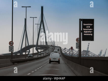 Hambourg, Allemagne. 26 mai, 2019. Le pont Köhlbrand avec un panneau d'avertissement pour le poids et de la vitesse. Les plus de 3 600 mètres de long est le deuxième plus long pont pont routier en Allemagne et s'étend sur l'Köhlbrand et l'Waltershof Wilhelmsburg entre l'autoroute de l'A7. Credit : Soeren Stache/dpa-Zentralbild/ZB/dpa/Alamy Live News Banque D'Images