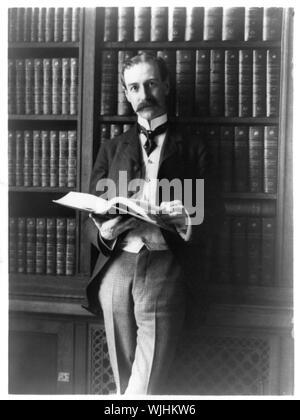 Herbert Putnam, trois-quart portrait en pied, debout, face à la gauche, dans la bibliothèque, holding book Banque D'Images