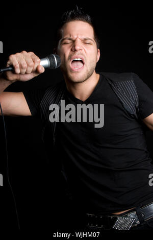 Man Singing Karaoke Banque D'Images