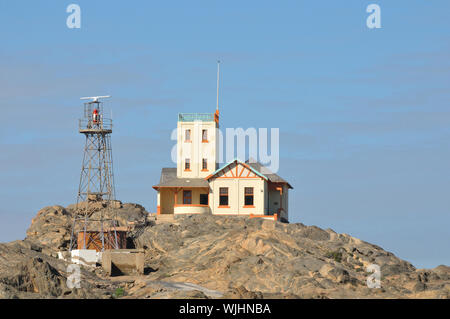 Les anciens et les nouveaux phares de Shark Island à Luderitz en Namibie. Banque D'Images