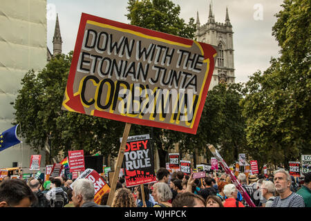 Londres, Royaume-Uni. 3 Septembre, 2019. Manifestations contre le Boris Johnson décision du gouvernement de proroger le Parlement continuent à Whitehall que MP's vote pour prendre le contrôle des affaires du Parlement d'essayer d'empêcher un accident pas d'accord hors de l'Europe le 31 octobre. David Rowe/Alamy Live News.