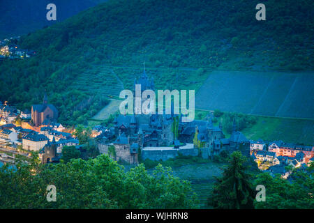 Panorama de Cochem, à l'aube. Cochem, Rhénanie-Palatinat, Allemagne. Banque D'Images