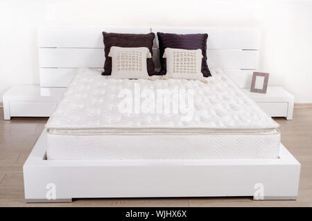 Blanc fantaisie élégante chambre avec un lit double Banque D'Images