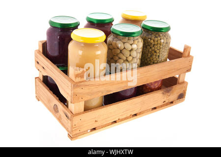 Des caisses en bois avec des pots en verre plein de légumes en conserve Banque D'Images